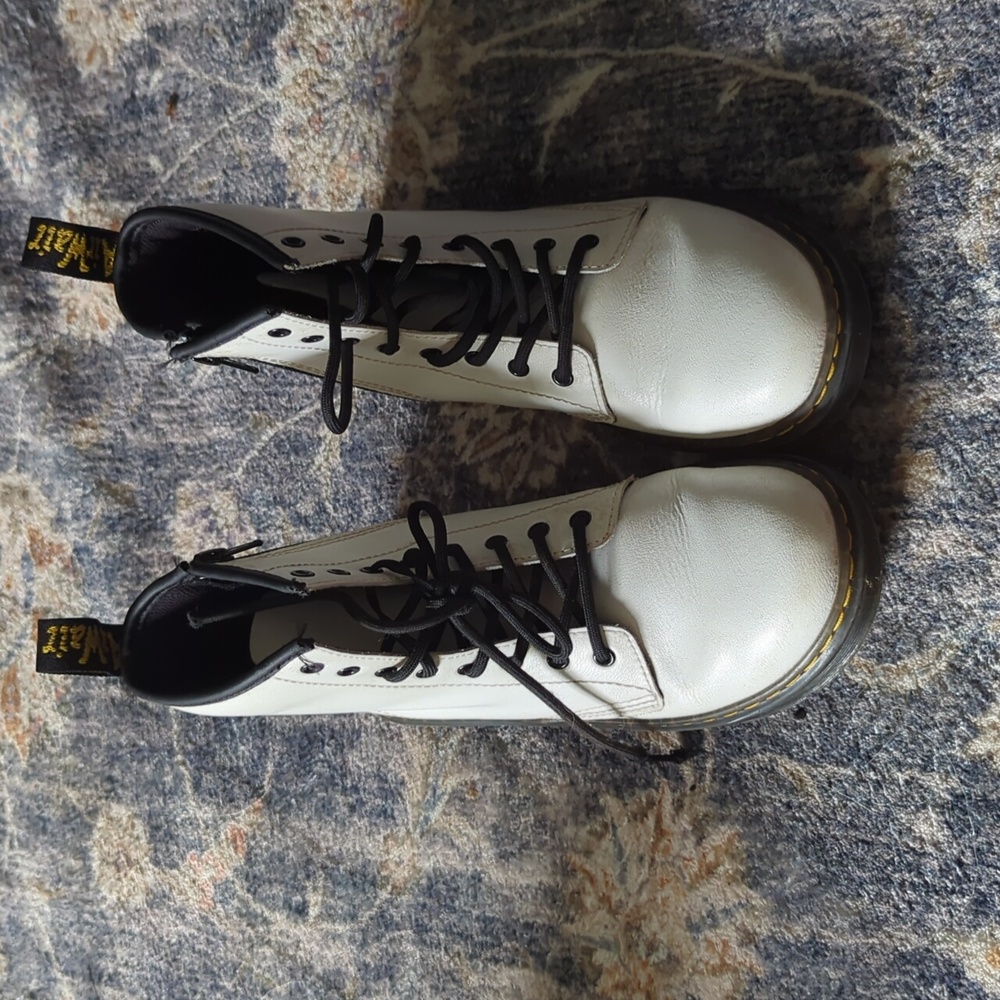 Dr Martens airwair kids white boots